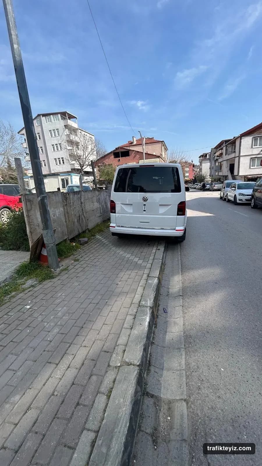 Kaldırıma park eden araçlar